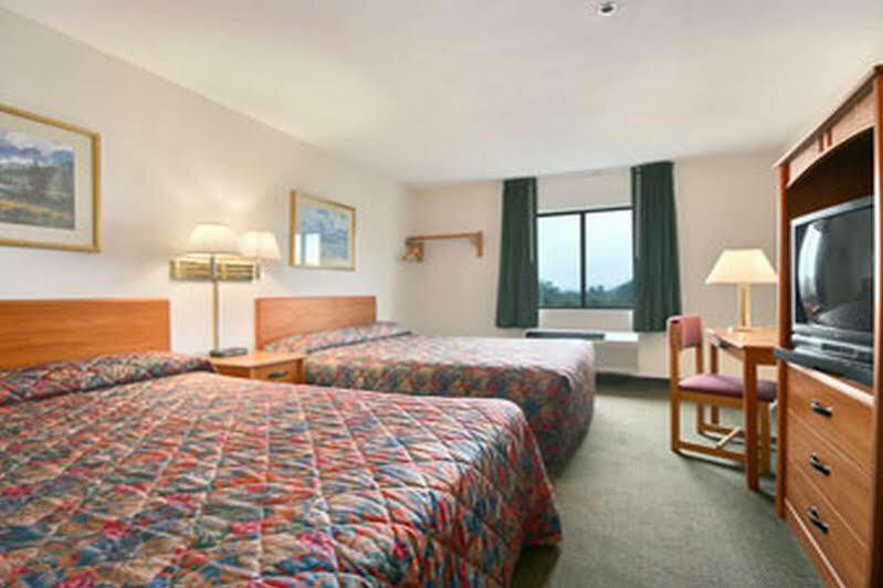 Super 8 By Wyndham Bedford Hotel Room photo