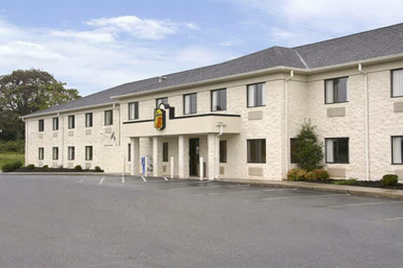 Super 8 By Wyndham Bedford Hotel Exterior photo